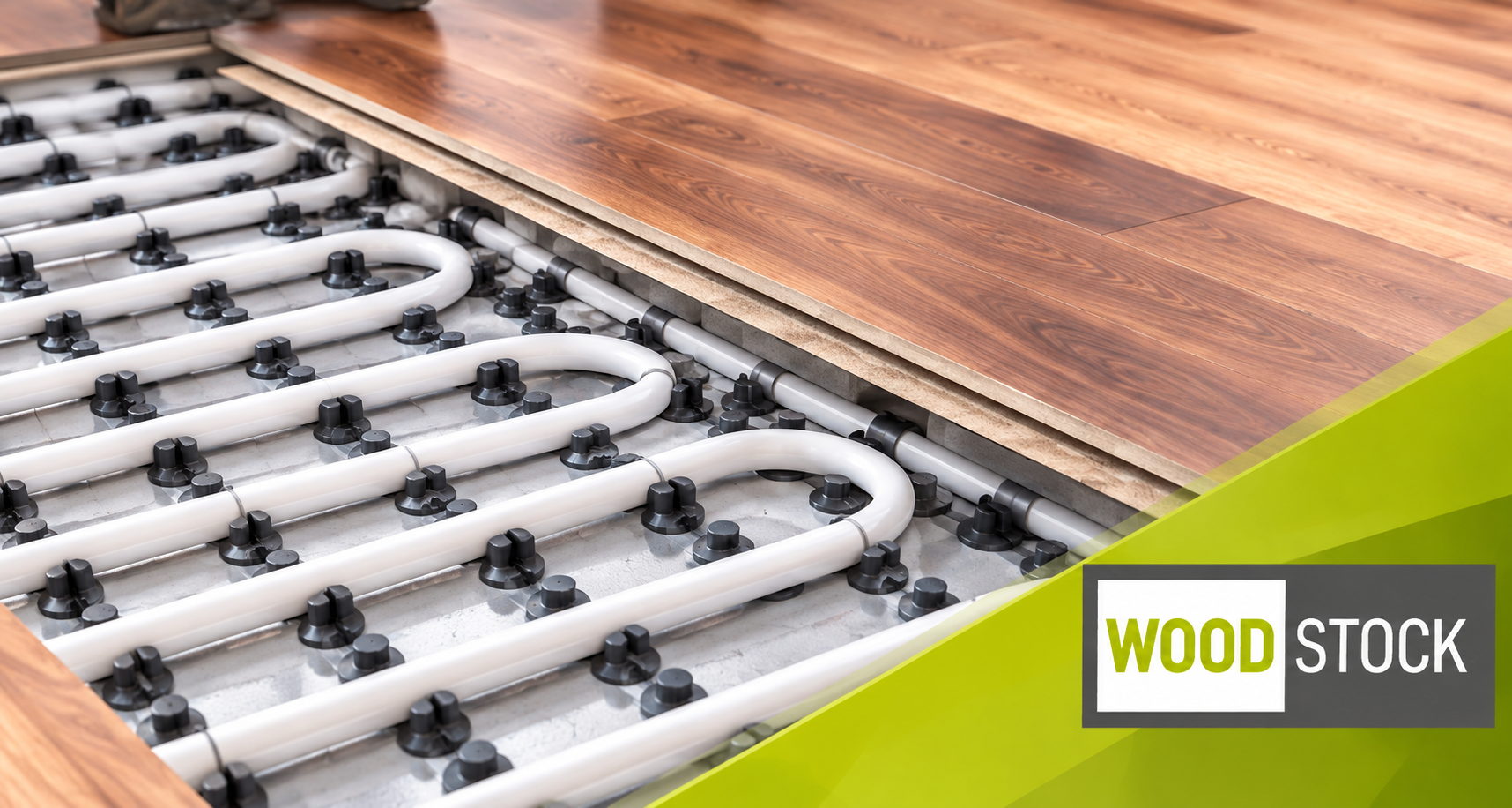 Watergedragen vloerverwarming met verwarmingsbuizen onder een houten vloer van Woodstock Vloeren.